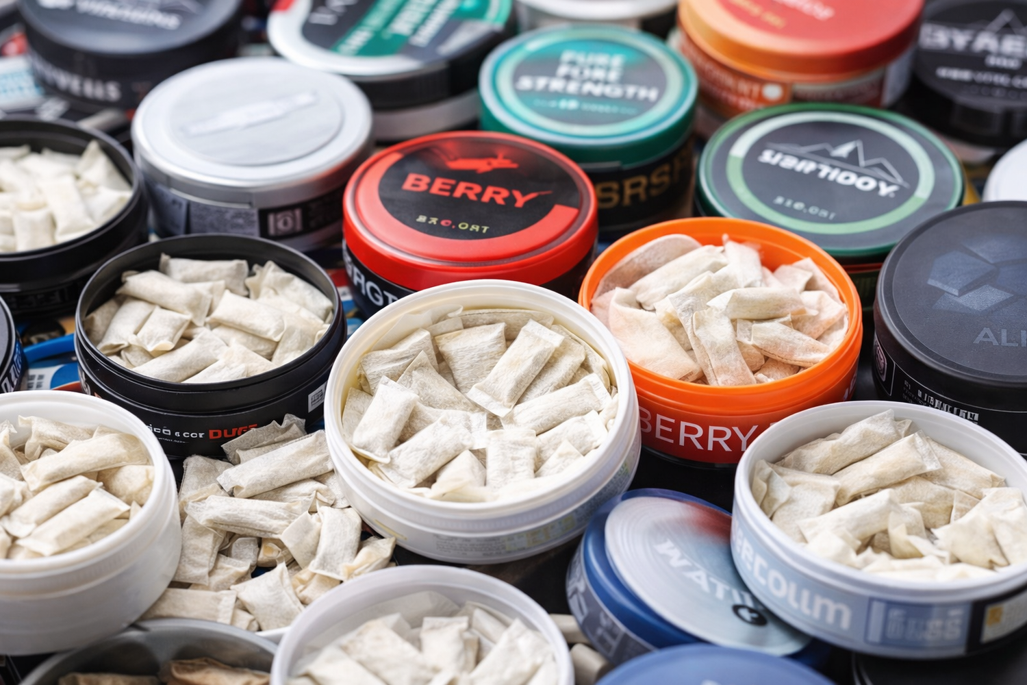 Verschiedene Snus-Dosen mit unterschiedlichen Geschmacksrichtungen und Varianten, die die Vielfalt an Snus-Sorten in der Schweiz veranschaulichen